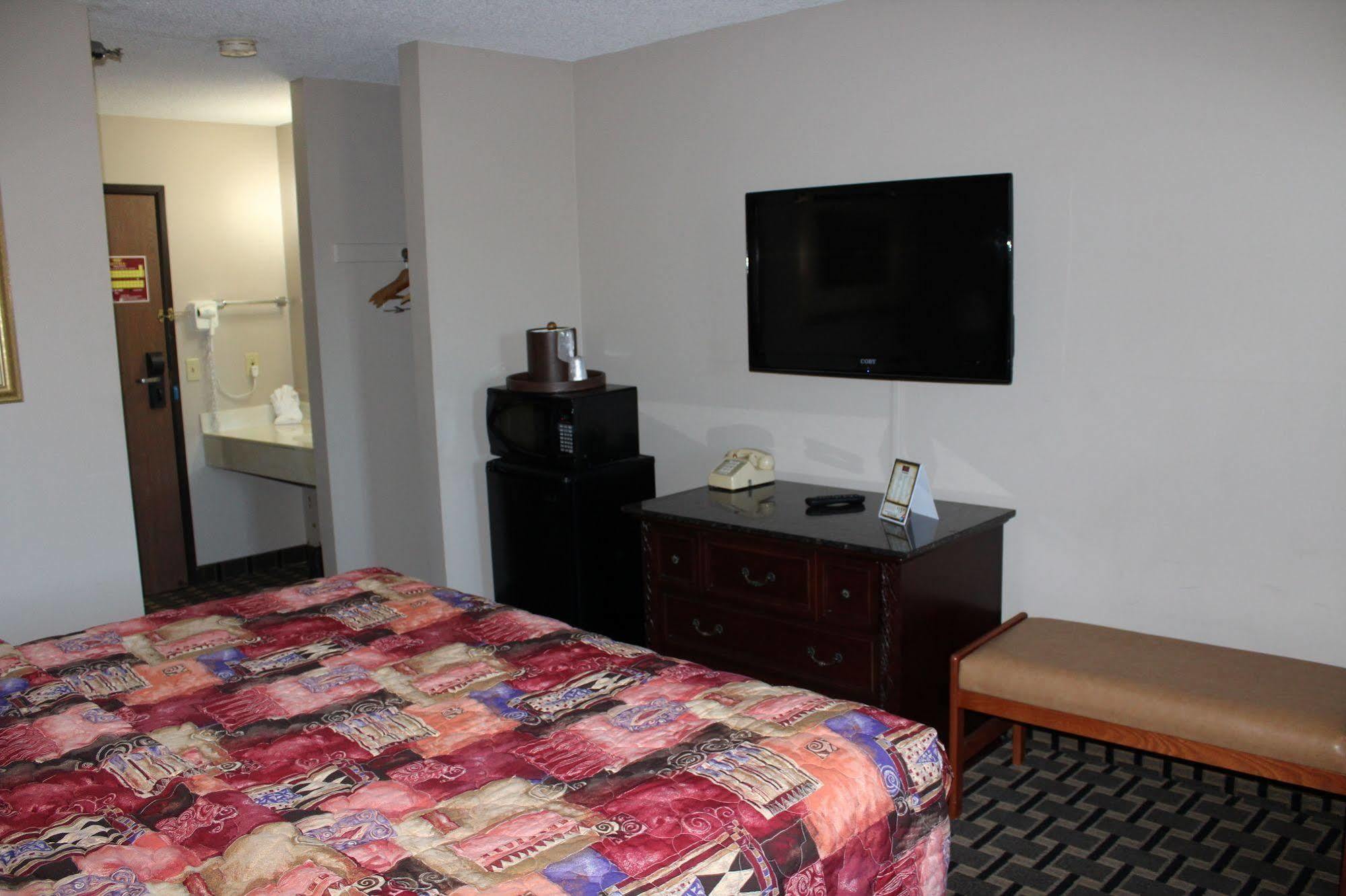 Coratel Inn And Suites Maple Grove Exterior foto